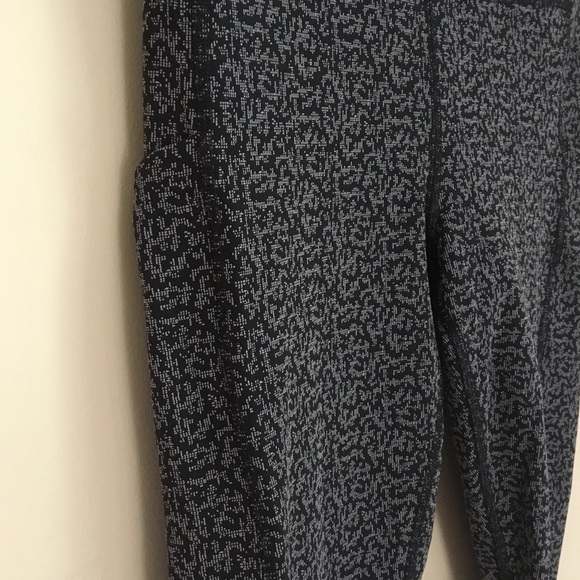 Athleta Ultimate Stash Pocket Textured Pixelated 7/8 Tight Leggings - Picture 6 of 14